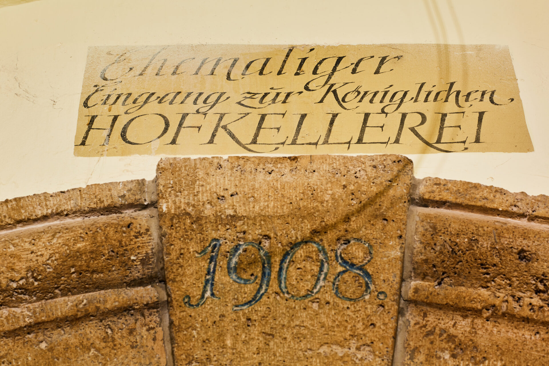 IB4A1481_Eingang_Hofkellerei