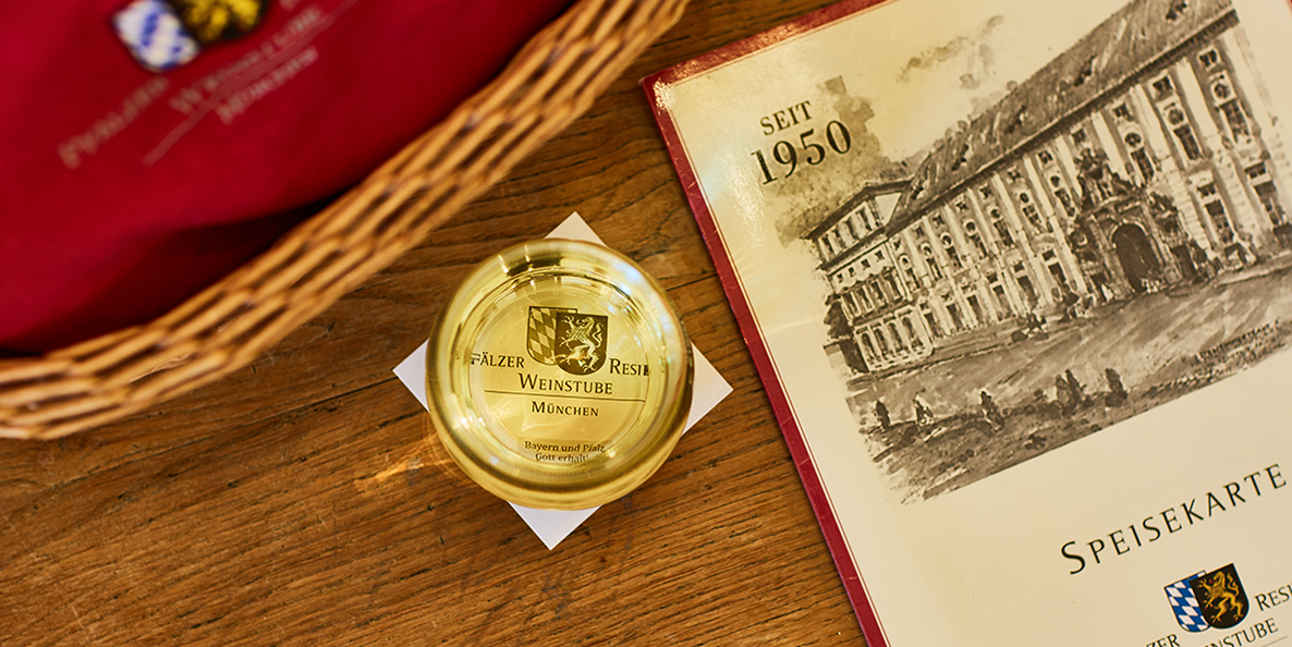 Imagebild_Weinglas 3D Äffchen Schräg von unten