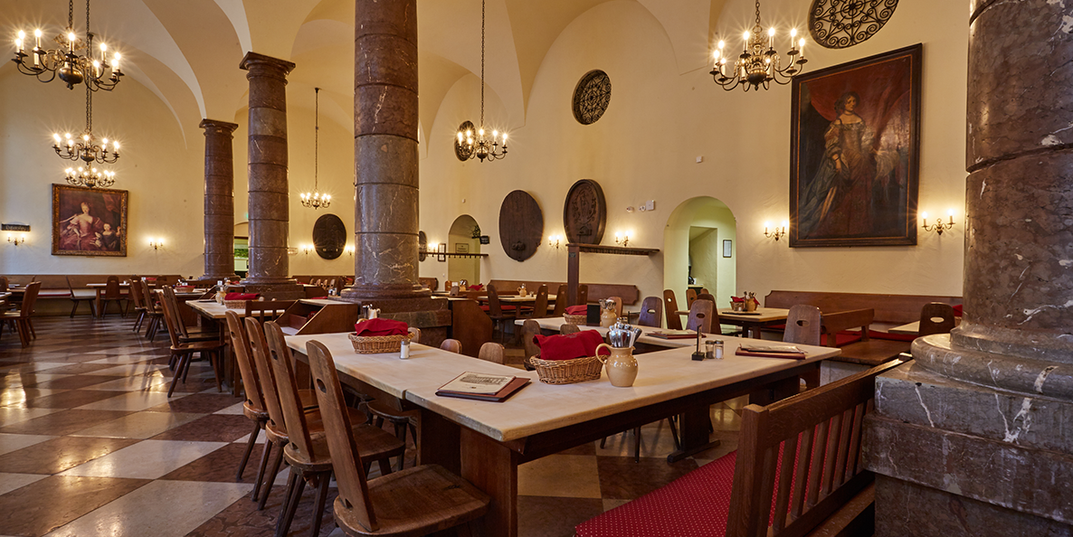 Viersaeulensaal Historische Eingangshalle zu den ehemaligen herzoglichen Gästezimmern im Steinzimmerttrakt der Residenz.